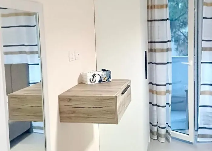 Asel * Golem (Tirana)